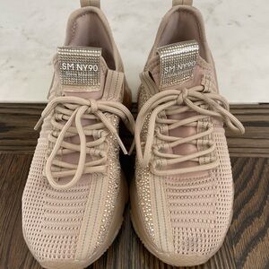 Steve Madden Maxima Monochrome sneaker. Size 6, worn once for a photo.